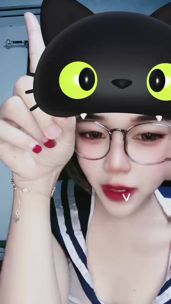 Amel Jago Bikin Ngaceng Pamer Kostum Pelajar Mango